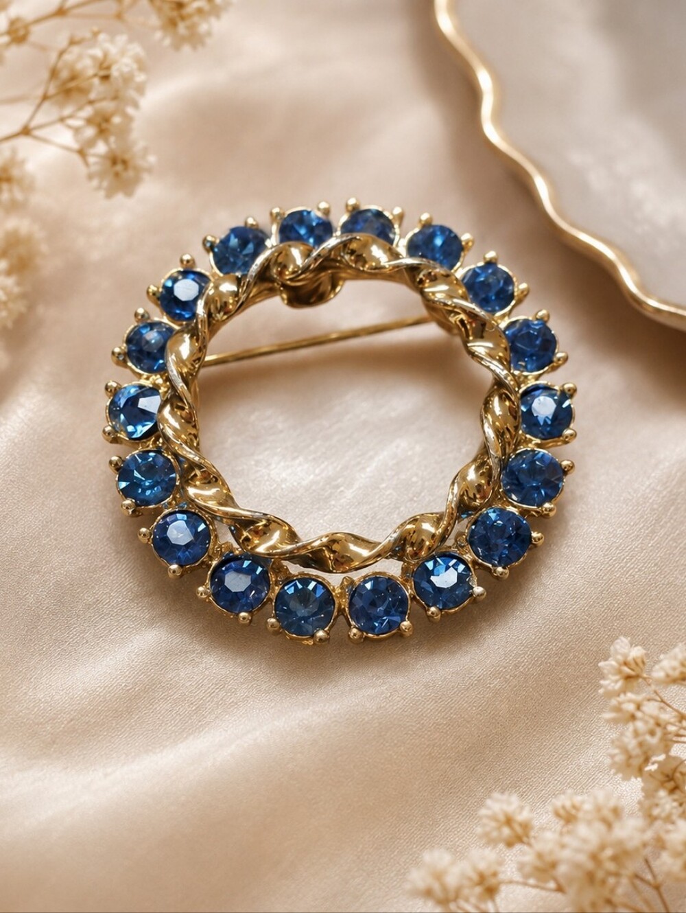 Vintage Mid-Century Blue Rhinestone Wreath Brooch – Gold-Tone Circle Pin